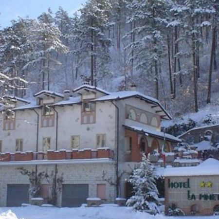 Hotel Ristorante La Pineta Scheggia Exteriör bild