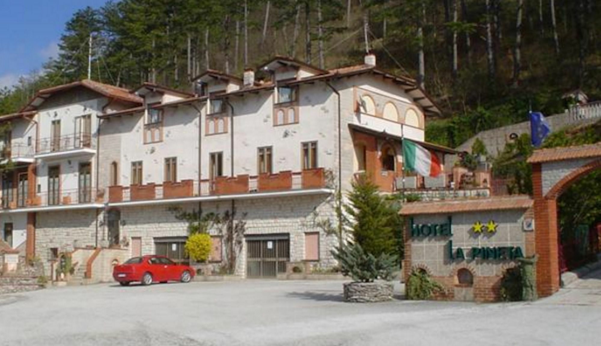 Hotel Ristorante La Pineta Scheggia Exteriör bild