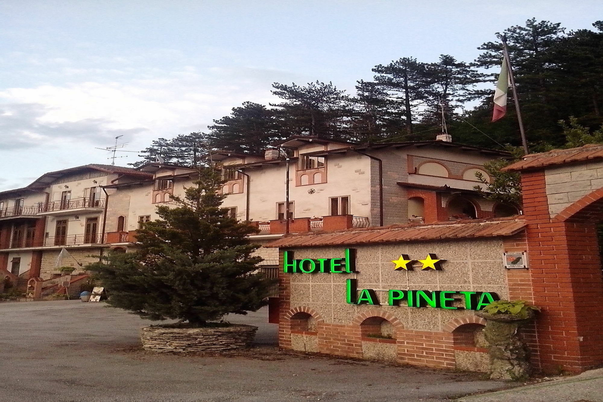 Hotel Ristorante La Pineta Scheggia Exteriör bild